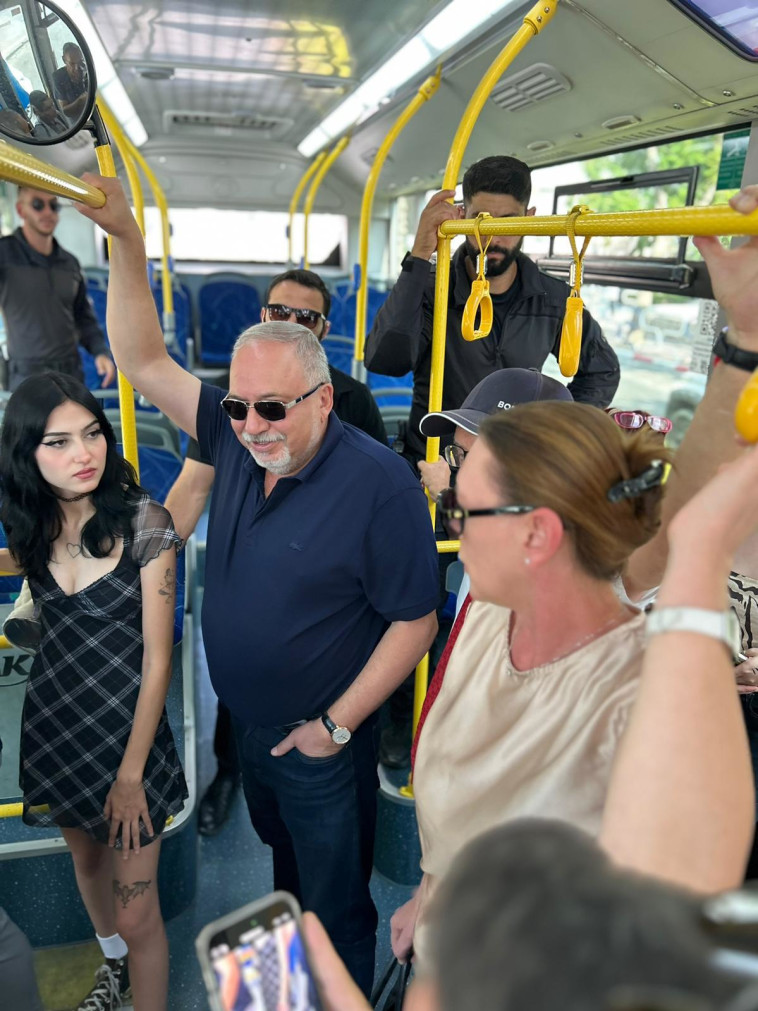 ח''כ אביגדור ליברמן והילה פלג בקו 86