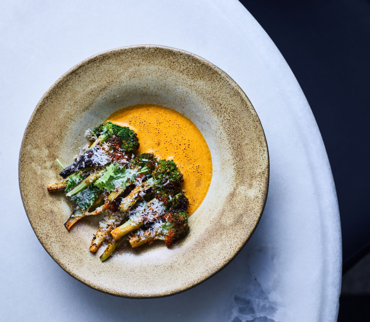 מדברים בגובה העיניים