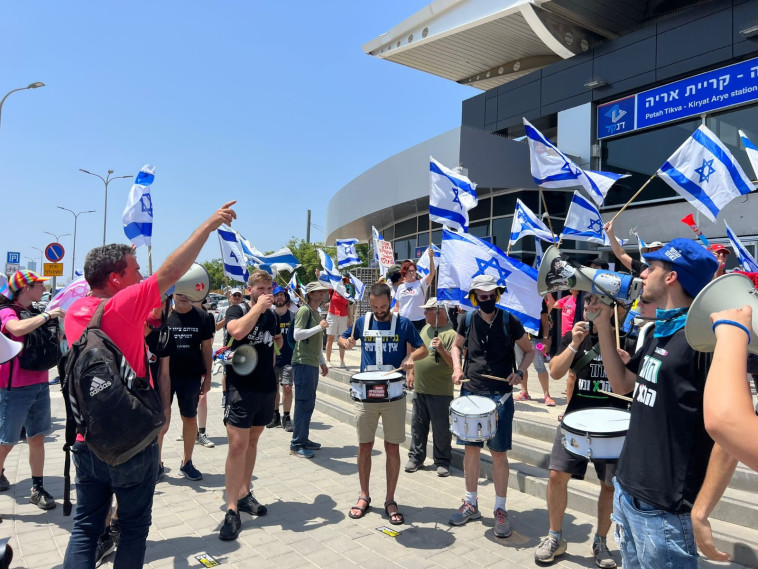 המחאה מול טקס השקת הקו האדום של הרכבת הקלה בפ''ת