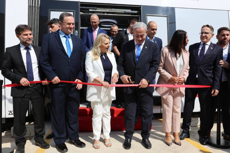 ישראל כ''ץ יחד עם בנימין נתניהו בטקס חניכת הרכבת הקלה בגוש דן