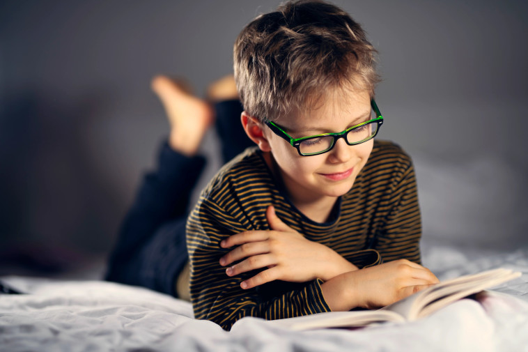 צמצמו זמן מסך. משקפיים שמאטות גדילת מספר