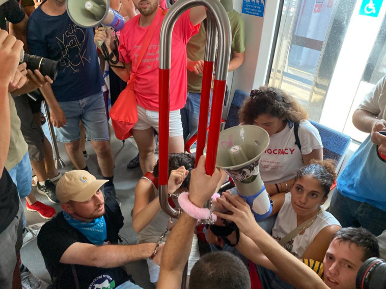 מפגינים קשרו את עצמם לרכבת 