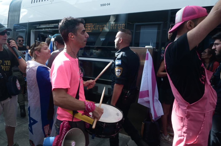 מפגינים נגד הרפורמה המשפטית ברכבת הקלה