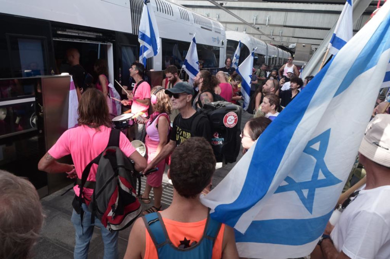 מפגינים נגד הרפורמה המשפטית ברכבת הקלה