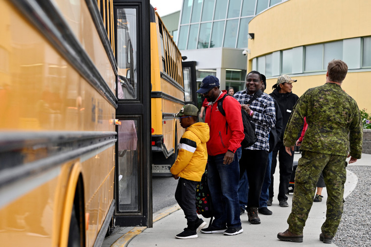 תושבים עולים על אוטובוסים לשדה התעופה 