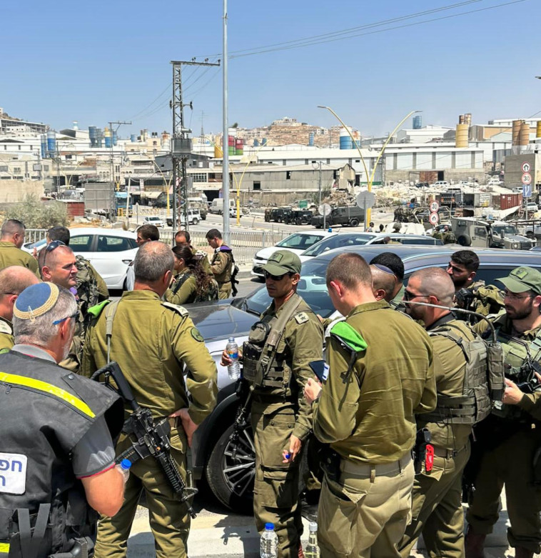 כוחות צה''ל ומפקדי אוגדת יהודה ושומרון בזירת הפיגוע