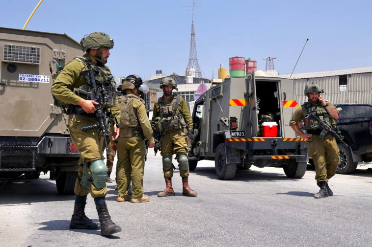 כוחות צה''ל ומפקדי אוגדת יהודה ושומרון בזירת הפיגוע