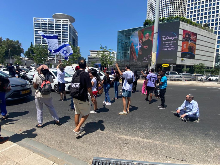 המפגינים חוסמים את ציר קפלן עזריאלי