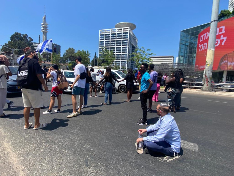 המפגינים חוסמים את ציר קפלן עזריאלי