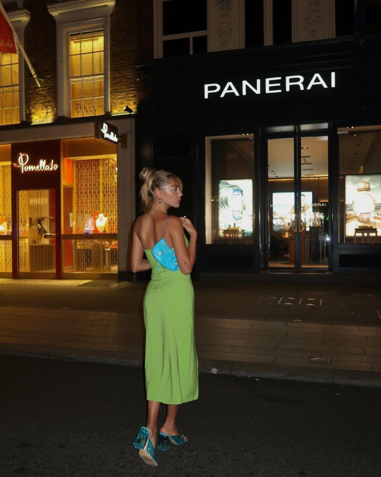 הבחורה נושמת אופנה