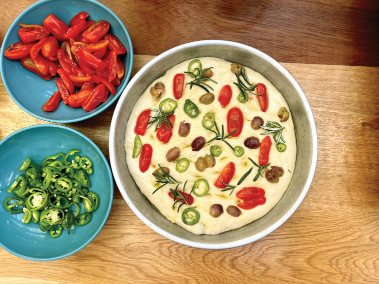 פוקאצ'ה עבה בתיבול ירקות ושמן זית