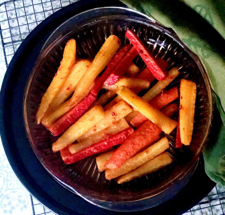 רצועות גזר ותפוחי אדמה פיקנטיים