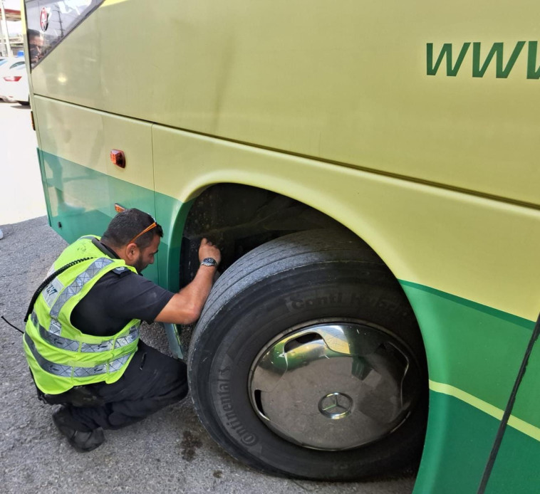 בדיקת אוטובוסים לקראת שנת הלימודים (צילום: דוברות המשטרה)