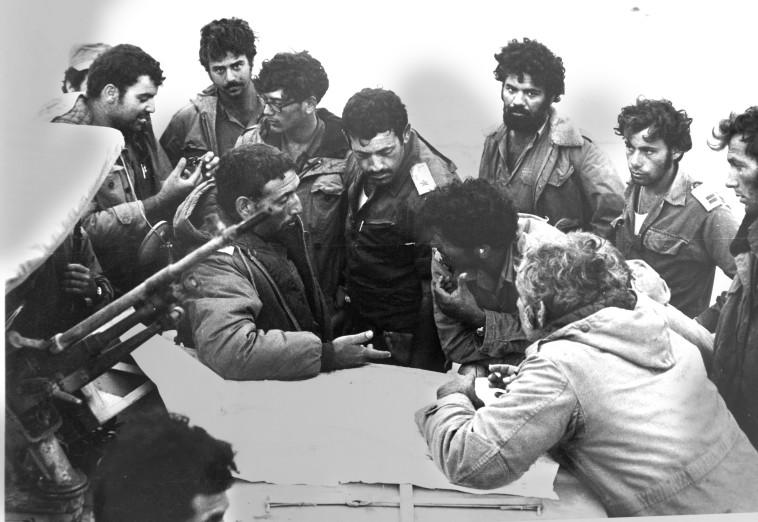 ישראל מנדלסון מוקף בחיילים במלחמת יום הכיפורים