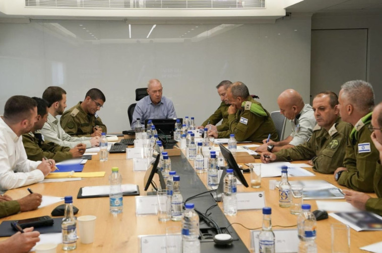 יואב גלנט בהערכת מצב לאור ההסלמה הביטחונית (צילום: אריאל חרמוני, משרד הביטחון)