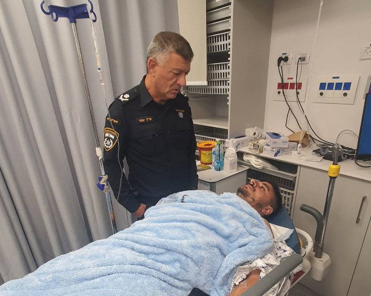 מפקד מחוז ת''א פרץ עמר הגיע לבקר את השוטר שנדקר במהלך ההפגנה בעיר