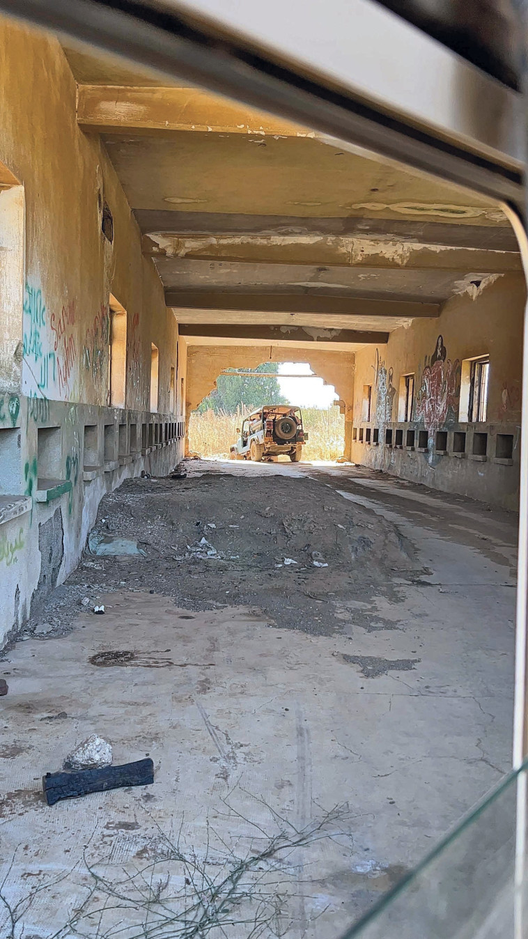 הג'יפ עובר במחנה הסורי הנטוש אבו נידא