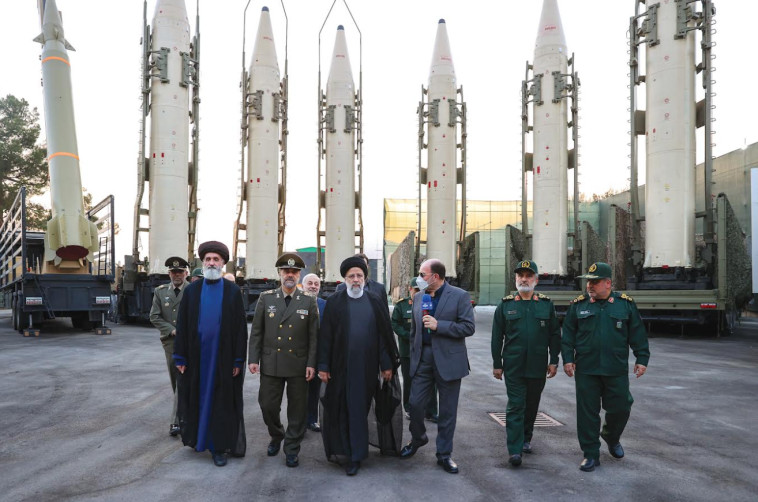 נשיא איראן ראיסי סוקר טילים בליסטיים (צילום: רויטרס)