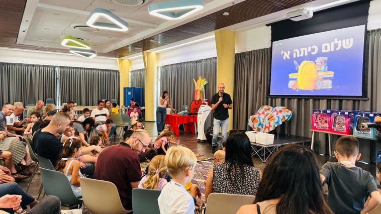 אוהד טולדנו, מנהל מחלקת הקליניקה באלמה, מסביר לילדים אודות עבודה בחברה המפתחת לייזרים