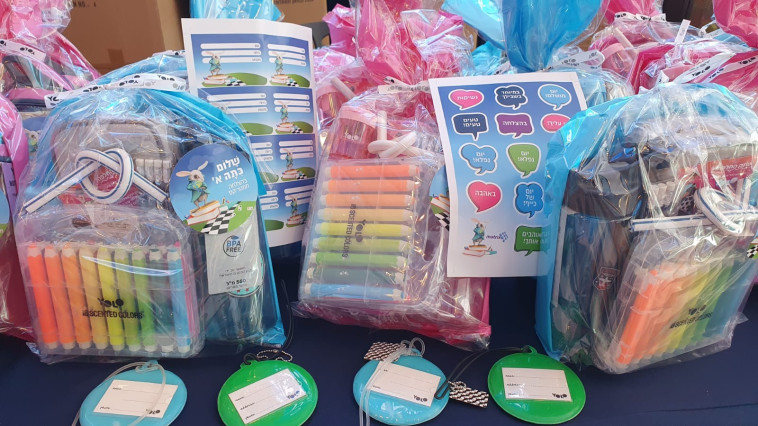 ערכות עם ציוד בית ספר שחילקו במטריקס לילדי העובדים