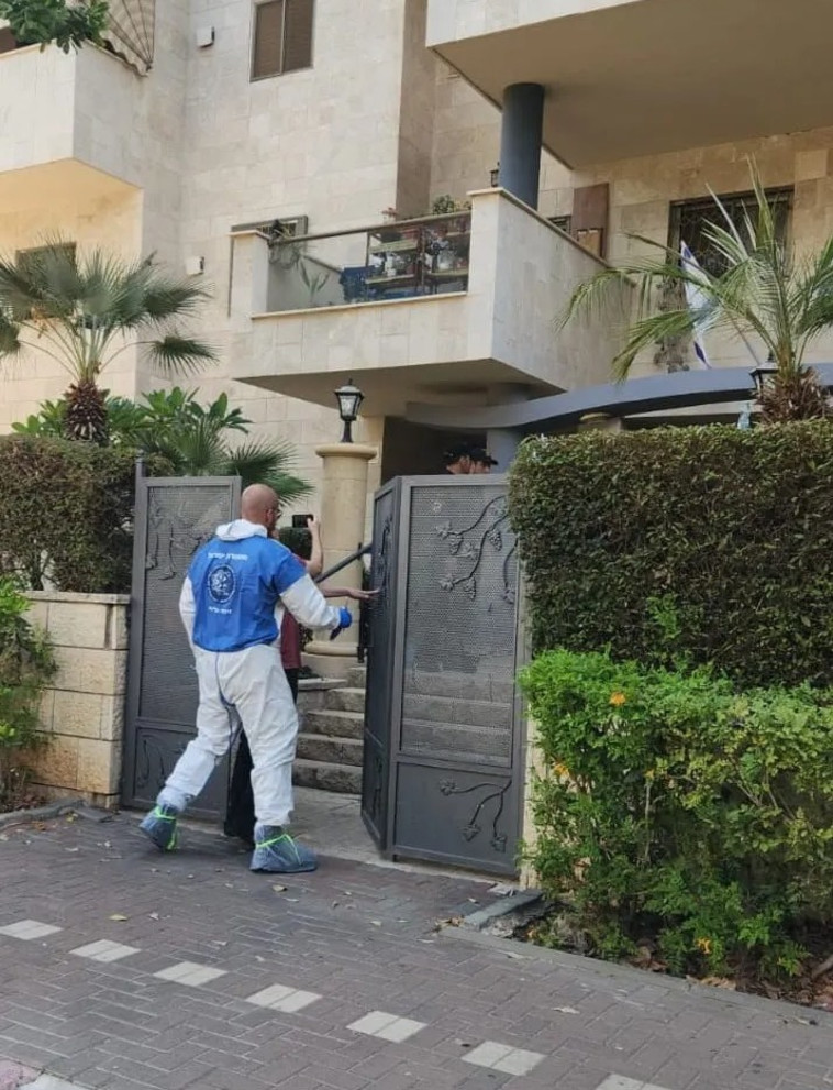 הבן כרת את ראשו של אביו וניסה לחנוק את אמו. זירת הרצח המזעזע בחדרה