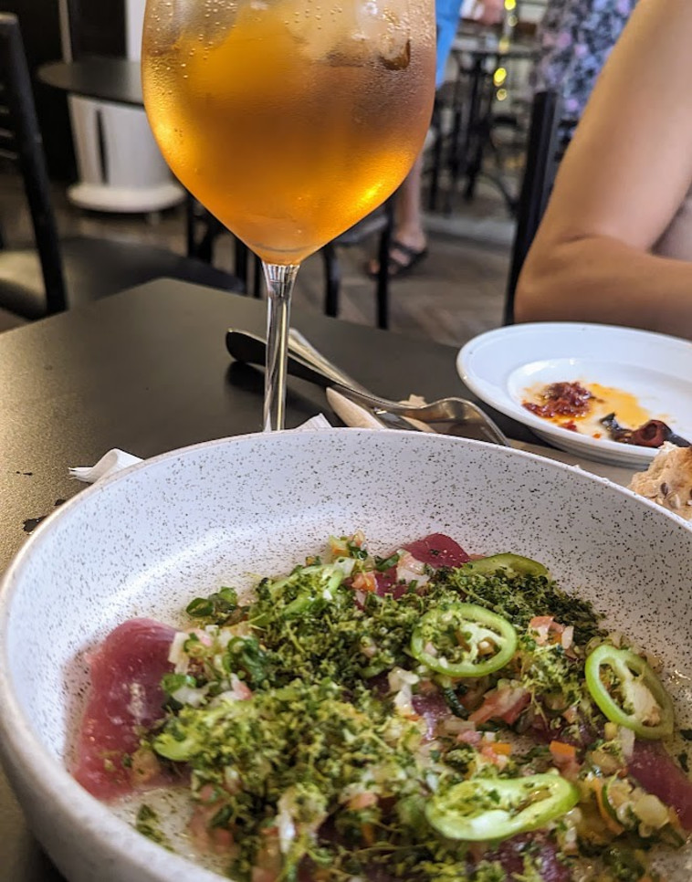 כוסית של משהו קר לשתות, וערימה של מטוגנים