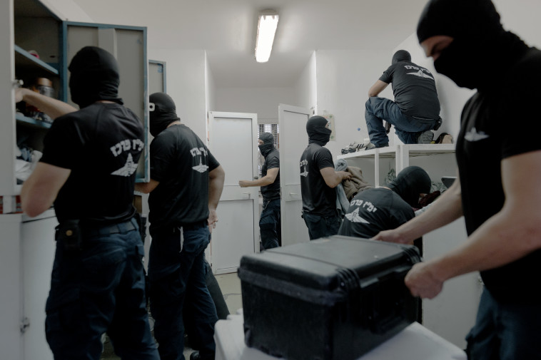 חיפוש בתא בכלא השרון