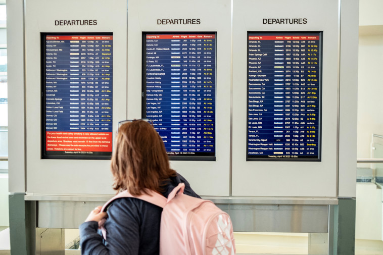 לוח הטיסות בשדה התעופה בשיקאגו (צילום: REUTERS/Jim Vondruska)