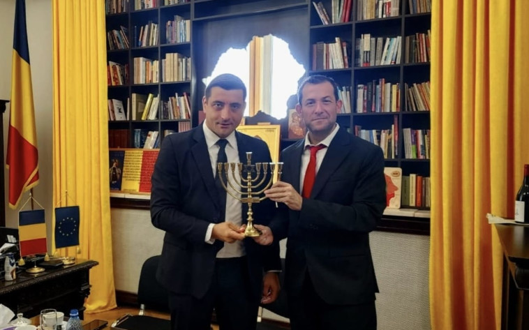 ראש מועצת שומרון יוסי דגן&nbsp;עם ג'ורג סמיון, אחד המועמדים הבולטים לנשיאות ברומניה