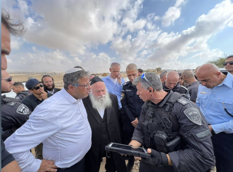 איתמר בן גביר ויצחק גולדקנופף צופים בהריסת בתים בנגב