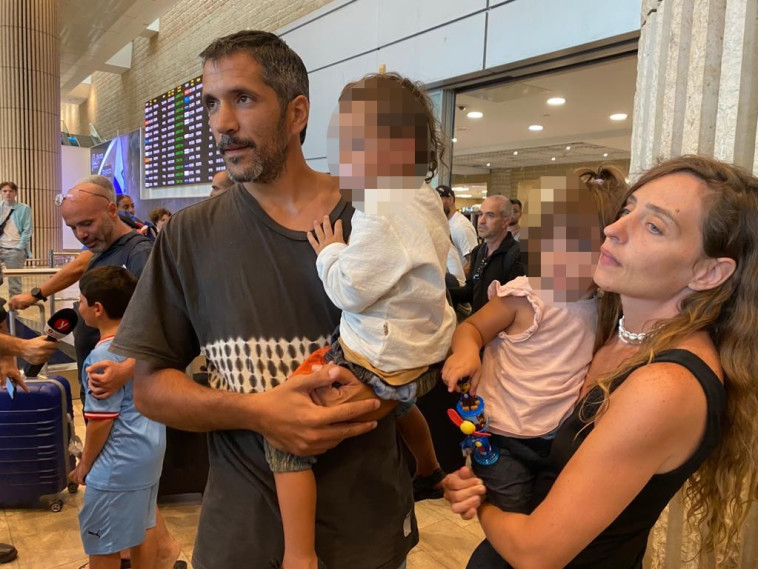 הטיסה שנחתה בסעודיה: המשפחות נחתנו בנתב''ג (צילום: אבשלום ששוני)