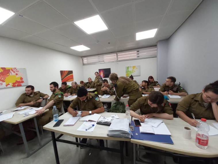 עובדים קשה. החיילים בלימודי העברית בצה''ל (צילום: דובר צה''ל)