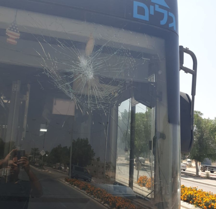 אבן שהושלכה לעבר אוטובוס ברהט