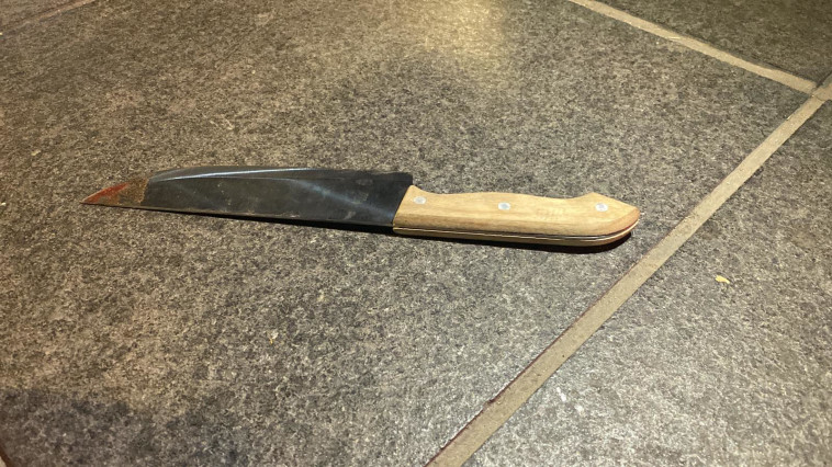 הסכין ששימשה את המחבל בפיגוע ברחוב שבטי ישראל בירושלים (צילום: דוברות המשטרה)