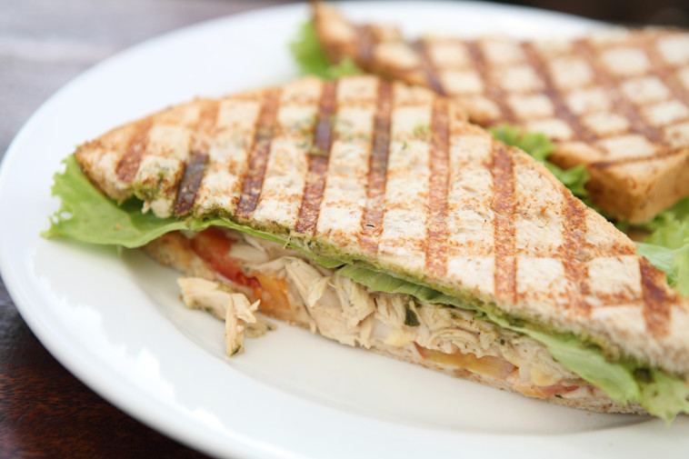 סנדוויץ' עוף עם טחינה בלחם כוסמין קלוי (צילום: אינגאימג')