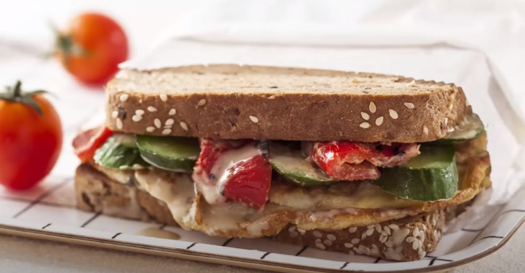 כריך חביתה מושקע עם טחינה בארכה (צילום: יחצ)