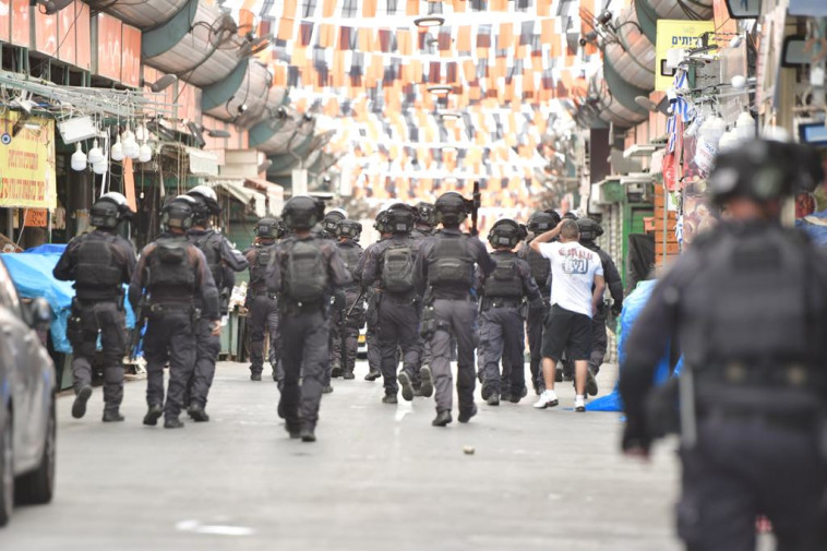 כוחות משטרה בשכונת התקווה בעקבות מחאת מבקשי המקלט (צילום: אבשלום ששוני)