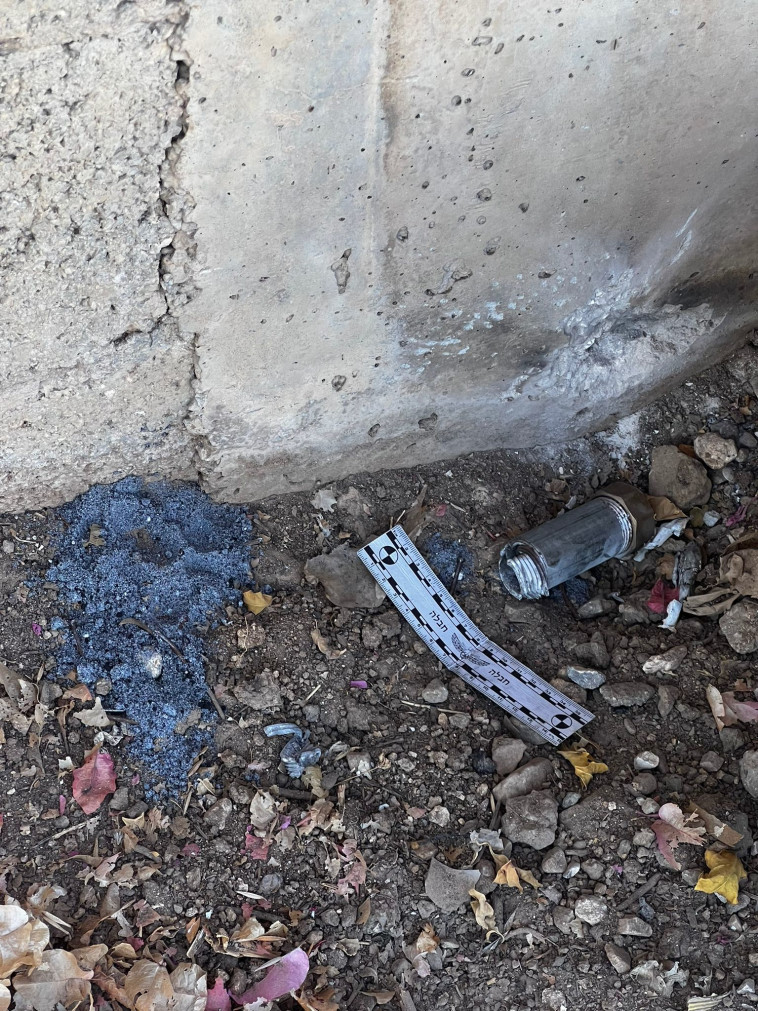 מטען הנפץ שנמצא אצל חשוד סמוך למעיין ביהודה ושומרון (צילום: דוברות המשטרה)