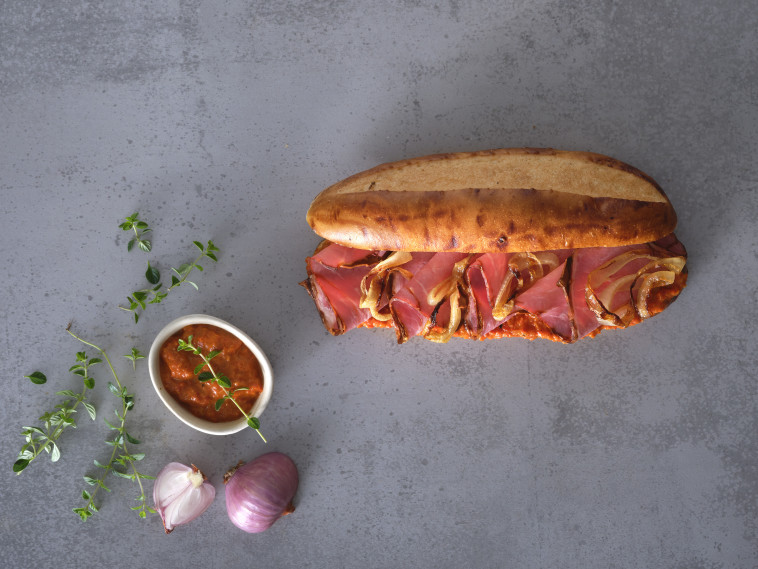 כריך בריסקט במחלקת התיירים של אל על. שף אסף גרניט