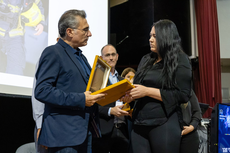 הענקת אותות הוקרה מיוחדים לאלמנותיהן של לוחמי האש שנהרגו בדיר אל עסד