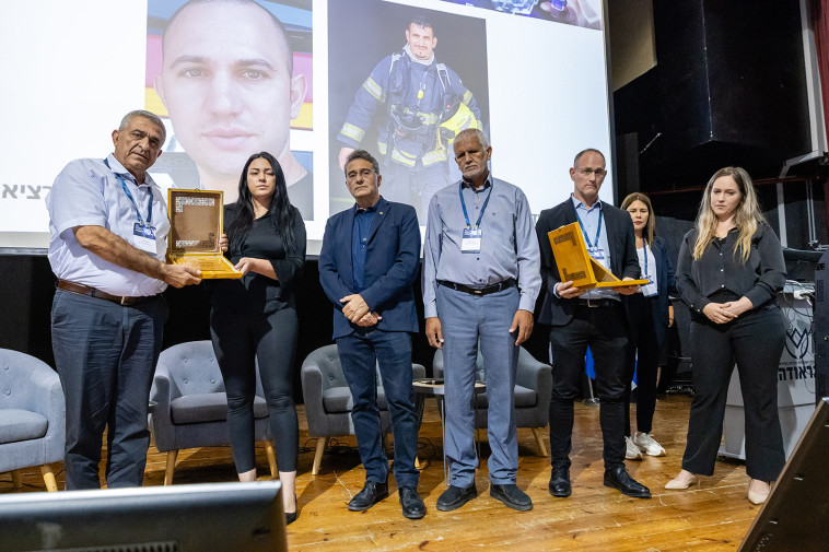 הענקת אותות הוקרה מיוחדים לאלמנותיהן של לוחמי האש שנהרגו בדיר אל עסד