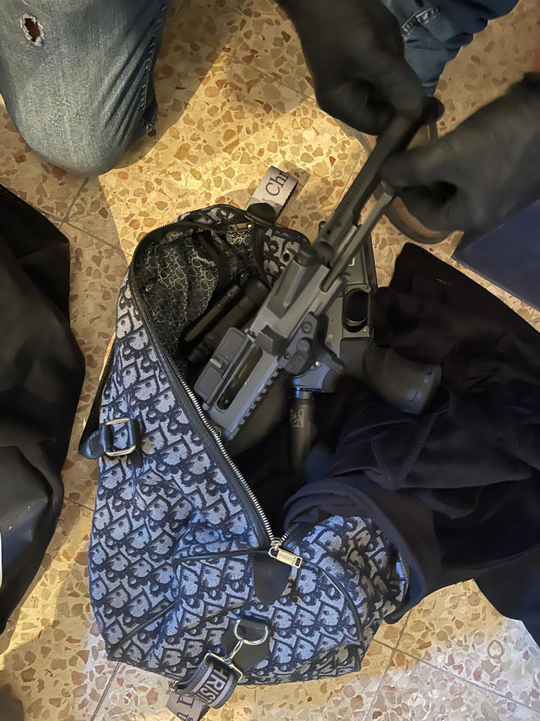 נשקים שהוחבאו בתוך הפעוטון בטייבה (צילום: דוברות המשטרה)