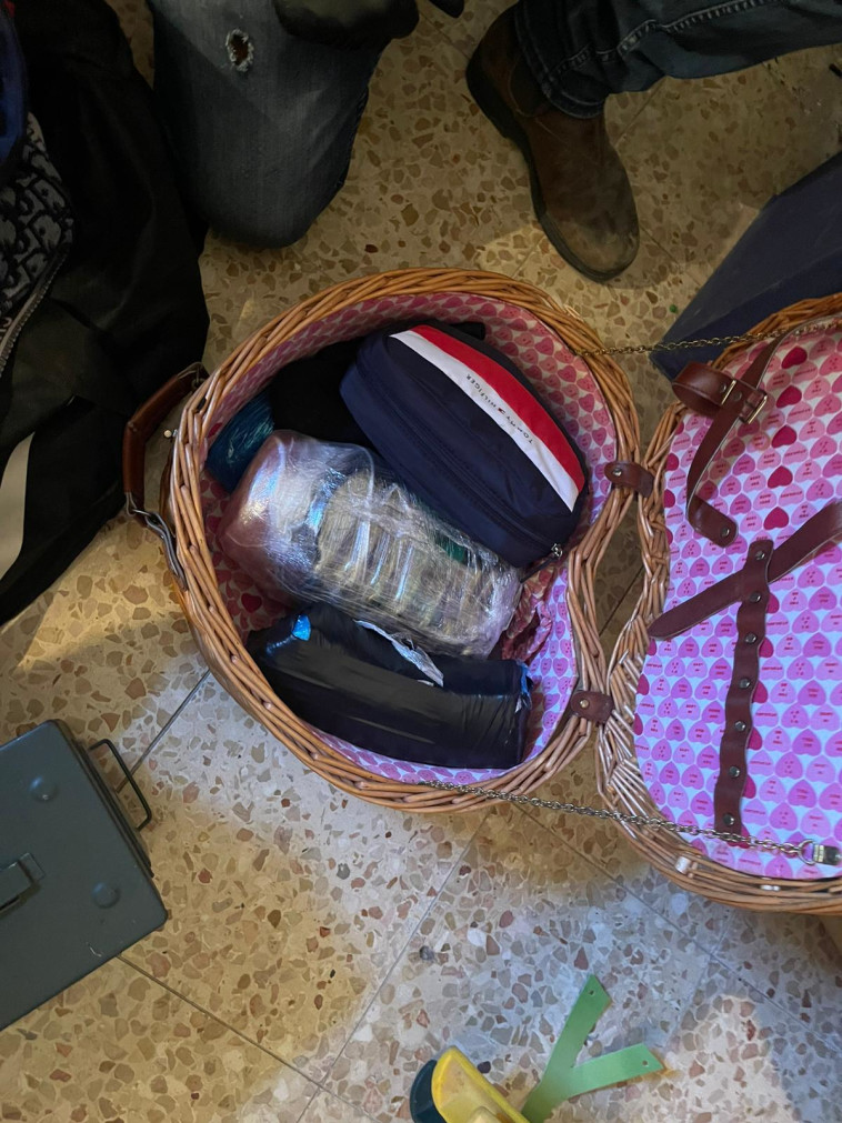 נשקים שהוחבאו בתוך הפעוטון בטייבה (צילום: דוברות המשטרה)