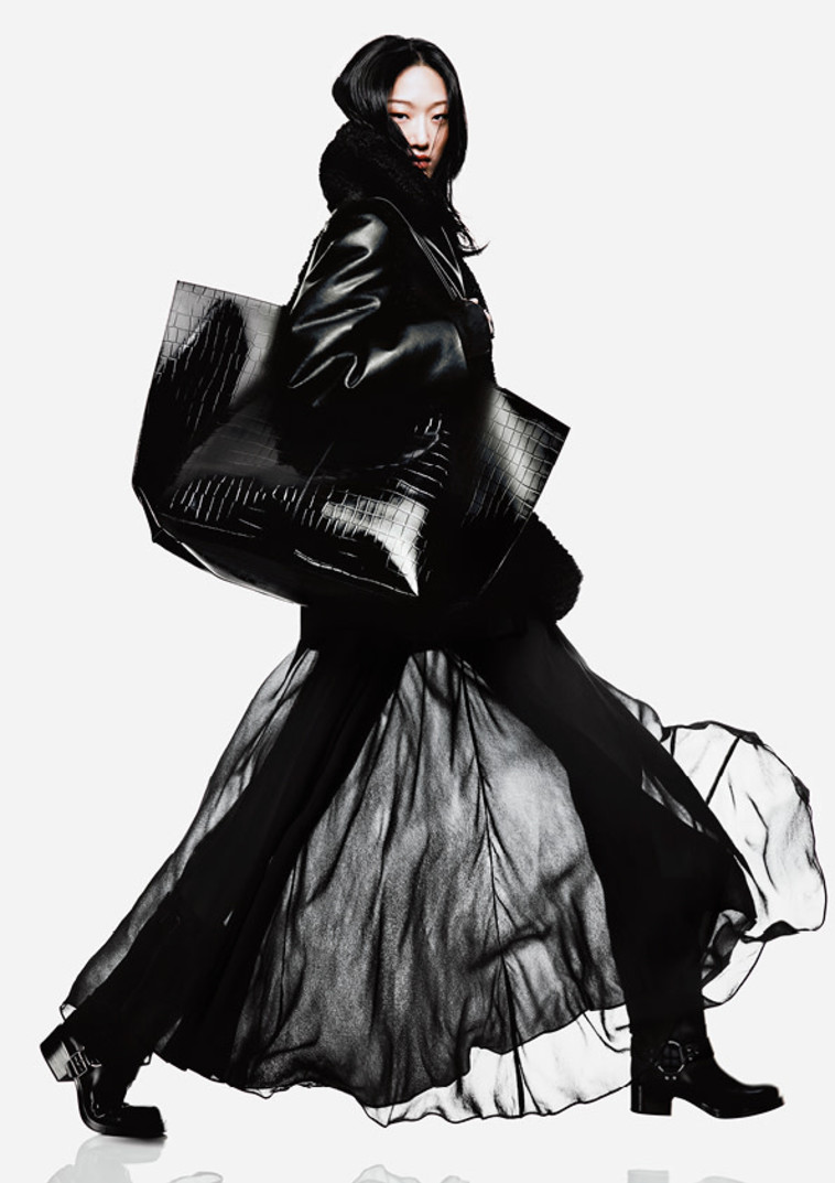 הכל רק לא משעמם - לוק מונוכרומטי המשלב עור ובד נשפך. קולקציית סתיו 2023 H&M