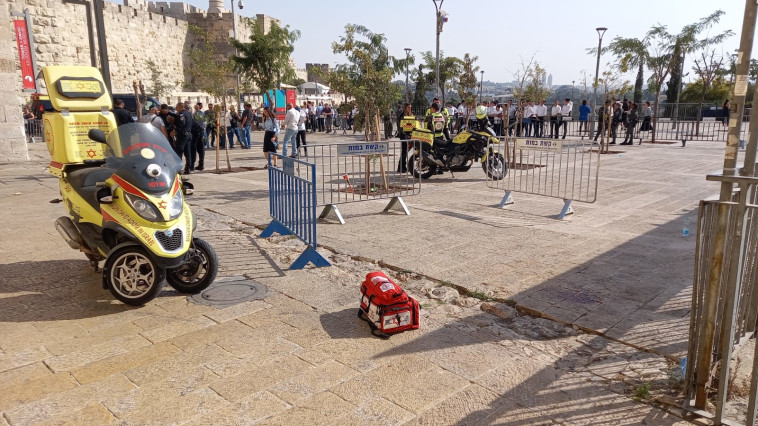 זירת פיגוע הדקירה בשער יפו (צילום: צילום מבצעי מד''א)