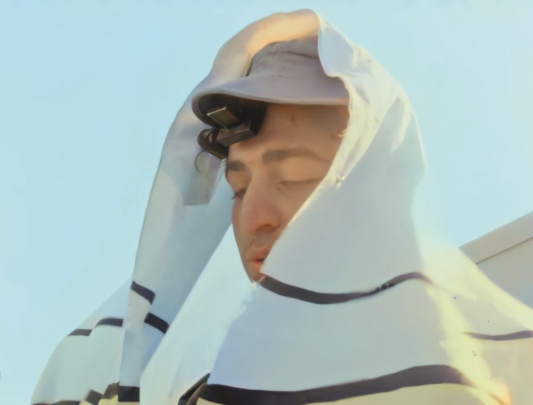 חייל מתפלל במלחמת יום הכיפורים