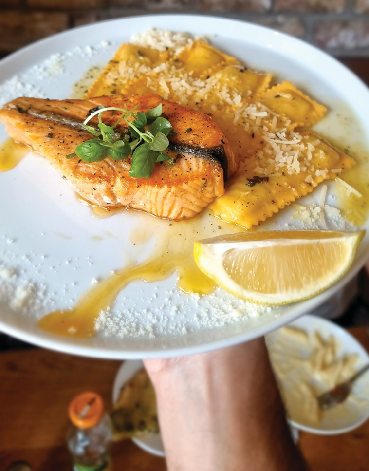 מסעדת ''פיאנו פיאנו'' סלמון אנילוטי