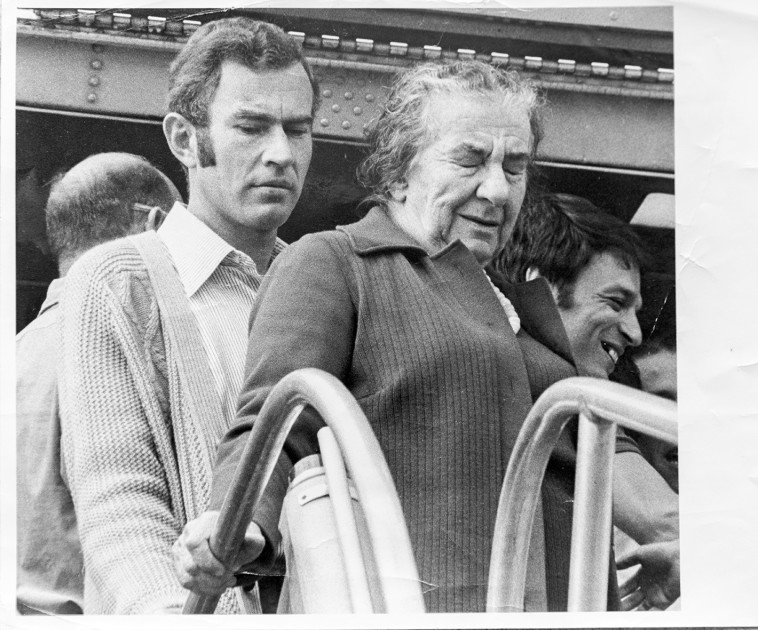 ליד מטוס האו''ם. גולדה מאיר ואדם שניר 