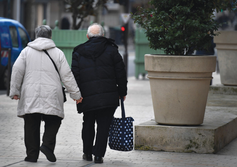 קשישים (צילום: GERARD JULIEN AFP via Getty Images)