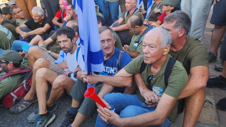 מפגינים מול ביתו של יריב לוין במודיעין  (צילום: חן ליאופולד)